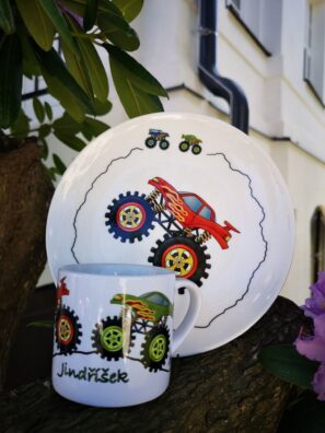Sada hrnečku a talířku s motivem monstertrucku – originální dětské nádobí s autorskou ilustrací