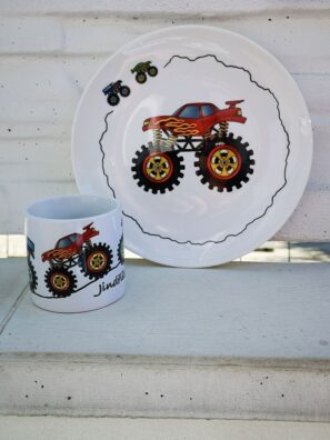 Sada hrnečku a talířku s motivem monstertrucku – originální dětské nádobí s autorskou ilustrací