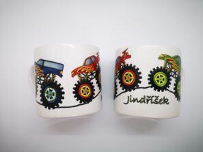 Autorský hrneček s motivem monstertrucku – originální ilustrace pro děti od Heleny Polívkové
